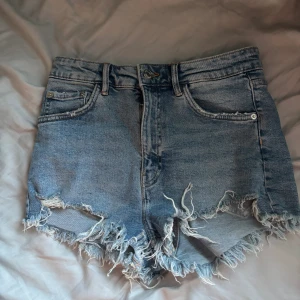 Jeansshorts  - Säljer dessa jeansshorts från zara i storlek 38 men väldigt små i storleken så passar en xs/s person.