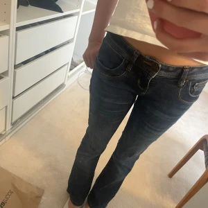 Ltb jeans - Säljer mina as snygga Lågmidjade jeans från LTB i modellen ”valerie” har tre små hål på benen o detaljer på bakfickorna, super fint skick. Midjemått 34, innerbens längd 75. Pris kan diskuteras (skriv till mig innan ni trycker på ”köp”
