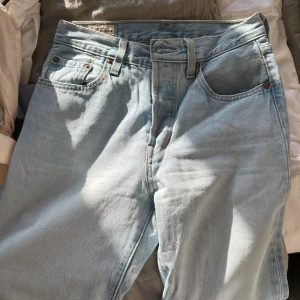 LEVIS jeans 401 - LEVIS 401 i ljus färg. Ankellång. Motsvarande S. Jag är 160 och de är strax under ankeln. 