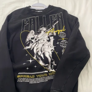 Tröja med tryck - Tröja med tryck på baksidan💗 bra skick och inga defekter