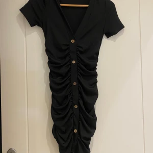 Klänning  - Jätte fin klänning från shein. Sitter utifrån ens egna kropp och formar jätte fint. Luftig och får inte en svettig. Passar perfekt för sommaren. 