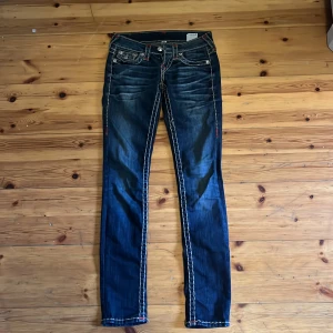 True religon jeans - Säljer true religon jeans i modell Skinny. De är i jätte bra skick och säljer pga att de är för små