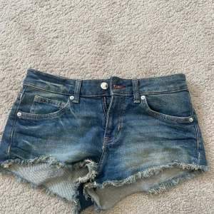 Jeansshorts  - Jätte snygga låg midjade jeansshorts från H&M. Använda 2 gånger. 💗
