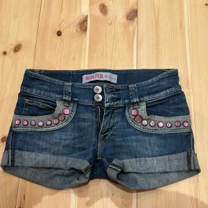 Lågmidjade jeansshorts - Säljer dessa lågmidjade jeansshorts i storlek 27, men de är mer som 24/25💕De saknar två stenar där bak men annars i bra skick💕