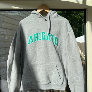 Axel Arigato Collage Hoodie - Riktigt snygg arigato hoodie som säljes då den är för liten. Medium men lite mindre i storleken. Inga defekter