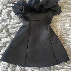 Svart klänning/Fest klänning  - Säljer denna sätter fina klänning fårn asod med prislapp. Aldrig använda bara testad. Säljer påg att den inte kom till användning.   !! Köpare står för frakt 📦 