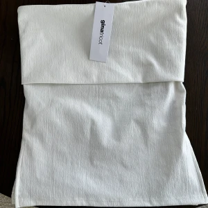 Folded down Tube top - Helt oanvänd topp från Gina tricot, storlek XS.  Få och små sminkmärken efter att endast har testat toppen men aldrig använd! Bra skick! 