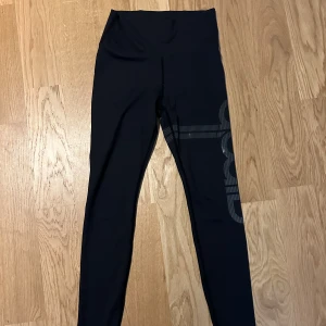 Tights - Träningstights från Aim'n. Svarta med reflextryck på benet. 