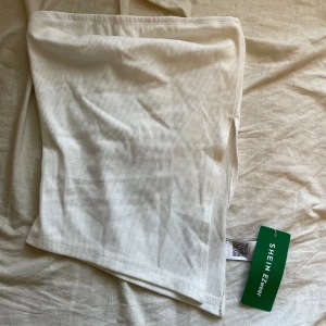 Tubtopp med slit - Snygg tubtopp med en slit på sidan! Ny med lappen kvar