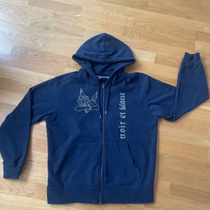 Rhinestone tröjor (Nya) - Tjena säljer helt nya Rhinestone tröjor från mitt klädföretag! Tröjorna ligger inplastade så det blir som att köpa från vår hemsida! Tröjorna finns från storlek xs-L Skriv om du har några fler frågor!