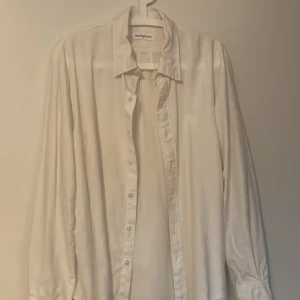 Linneskjorta  - 50% bomull 50% linne Aldrig använd Nypris 600