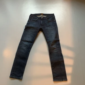 Lee jeans - Blåa lee jeans i mycket bra skick