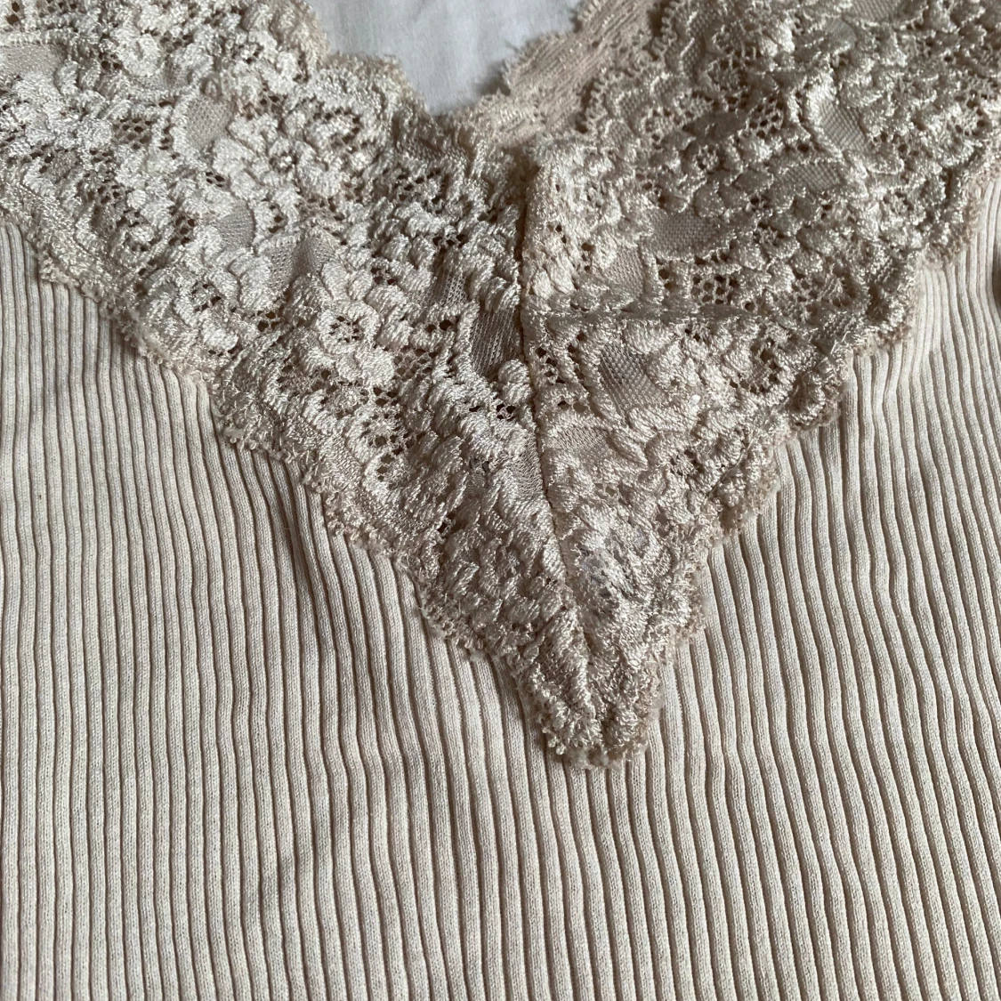 Sött ribbat spetslinne - 90