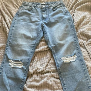 Mom jeans  - Ripped mom jeans från Gina! Använt fåtal gånger:) är lite för stora för mig. 
