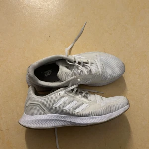Adidas sneakers  - Sparsamt använda 