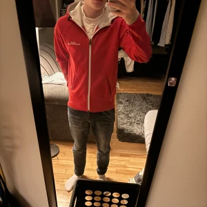 Peak performance zip hoodie  - En zip hoodie av märket peak performance i storlek Xs. Använd fåtal gånger och inga defekter, funkar bäst som en tröja att ha i skidbacken! 