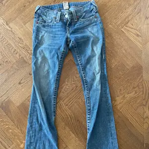 Jag säljer mina True Religion jeans som är lågmidjade och är utsvängda nertill. Jag köpte de i New York för några månader sen. De är i storlek 26, vilket motsvarar storlek 34 i svensk storlek. Midjemått: 66 cm Innerbenslängd: 80 cm Nypris: 2200 kr