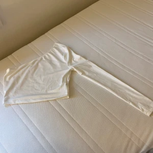 En ärmad linne från shein  - Vit en ärmad linne från shein  Använd fåtal gånger  Nypris  49 kr