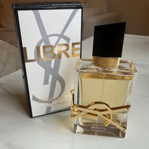 YSL Libre parfym  - YSL Libre parfym 50 ml. Väldigt sparsamt använd så majoriteten är kvar, som syns på bilderna