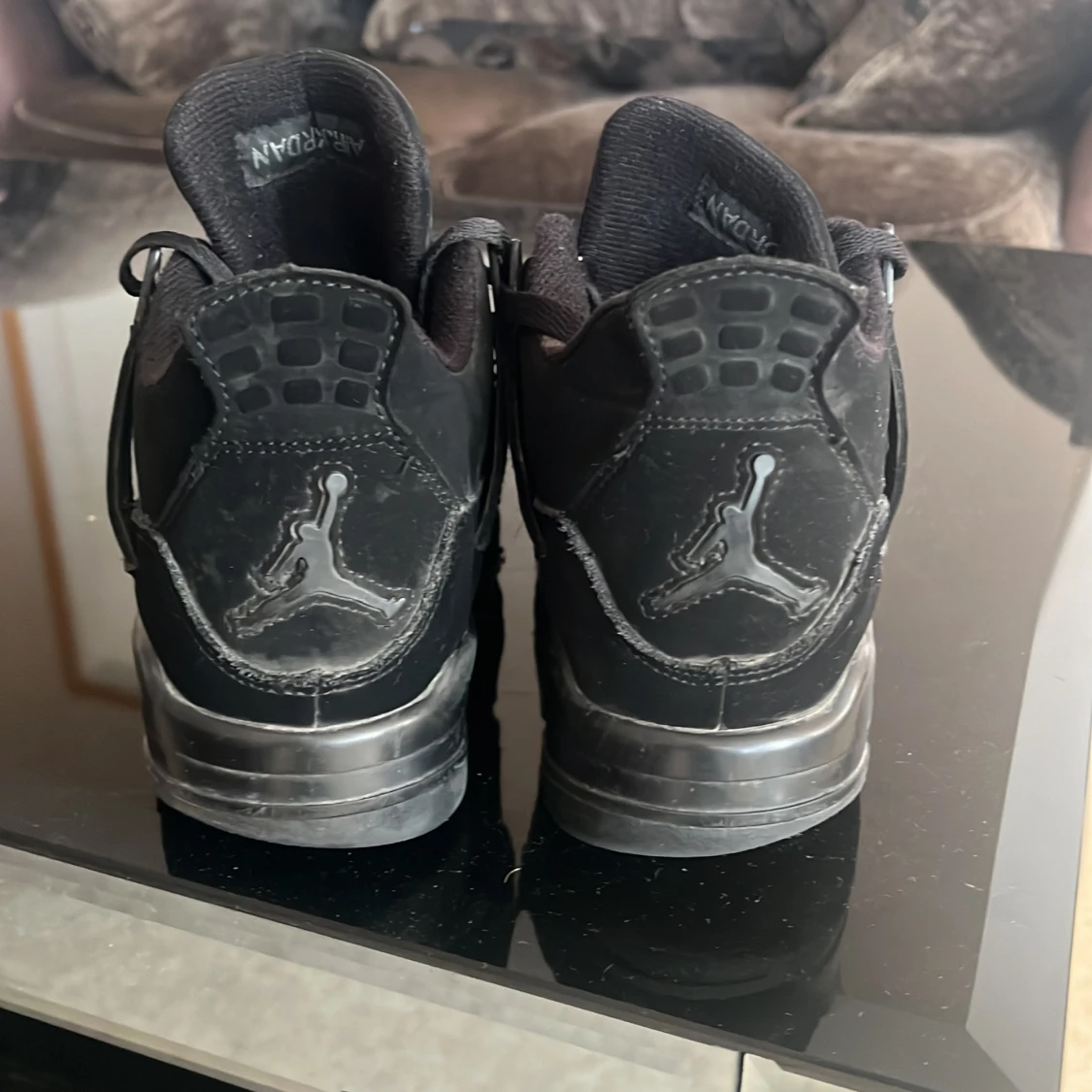 Black cats Jordan 4