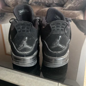 Black cats Jordan 4 - Jordan 4 black cats som jag har vuxit ur i storlek 42 bra skick lite smuts men går o tvätta 