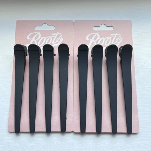 Svarta Hårklämmor - Säljer mina hårklämmor då dom aldrig kommit till andvändning!  En av dom två förpackningarna är såld så det återstår bara 1!⚠️ Kontakta gärna vid fler frågor eller bilder!  Skriv gärna innan du trycker på ”Köp”! ☺️🫶