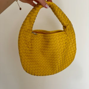 Bottega veneta liknande väska  - Så fin ”vävd” väska från Nakd som liknar bottega väskorna💛