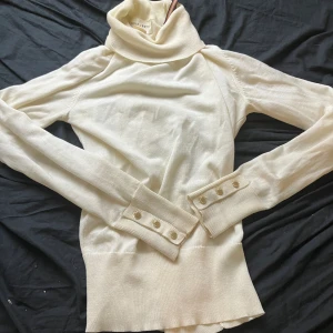 Crewneck - Älskar och är mycket användbart!✨ Kan sänka priserna vid snabb affär. Inga defekter:) Är 164cm lång och garderob-utrensar. Kontakta mig för fler bilder💕