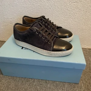 Lanvin skor - ett par riktigt fräscha lanvins skor i storlek 42, skicket är 9/10 använda bara ett par gånger, pris kan diskuteras vid snabb affär kontakta mig privat vid frågor och funderingar🙌🙌!