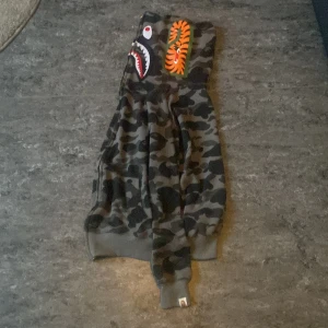 Bape hoodie,grå  - Bape hoodie bra skick. Vid snabba förändringar kan priset sänkas 