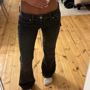 Jätte snygga blå/grå levis jeans som är köpta här på plick i nyskick. Säljes ändats för att dom tyvärr var för små. Inga defekter, pris kan diskuteras💕