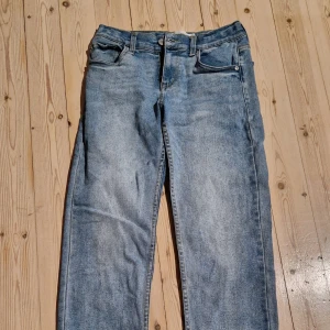 Levis jeans - Säljer då dom är för små. Storleken är 12a vilket är storlek 152. Passade dock fof längd mässigt till ungefär 160. Passform: loose taper. Bra men använt skick, förlorat lite färg men annars är det mest lapparna som har tydligare tecken på användning.