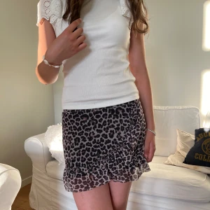 Leopard kjol - Jag säljer den här jättefina kjolen från Lindex som jag tyvärr har växt ur! Väldigt söt som passar till mycket. Hoppas du som köper den gillar den lika mycket som jag har gjort! Bra passform, skönt material,väldigt fint skick. Priset kan diskuteras🐆🪩