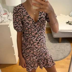 Blommig klänning gina  - Sååå fin blommönstrad klänning från gina tricot!💓💓