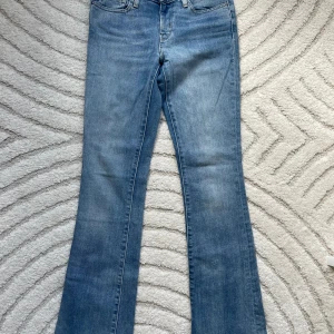 715 Bootcut jeans - Blåa bootcut jeans från Levi’s, säljes pga att de ej passar längre, mycket fint skick