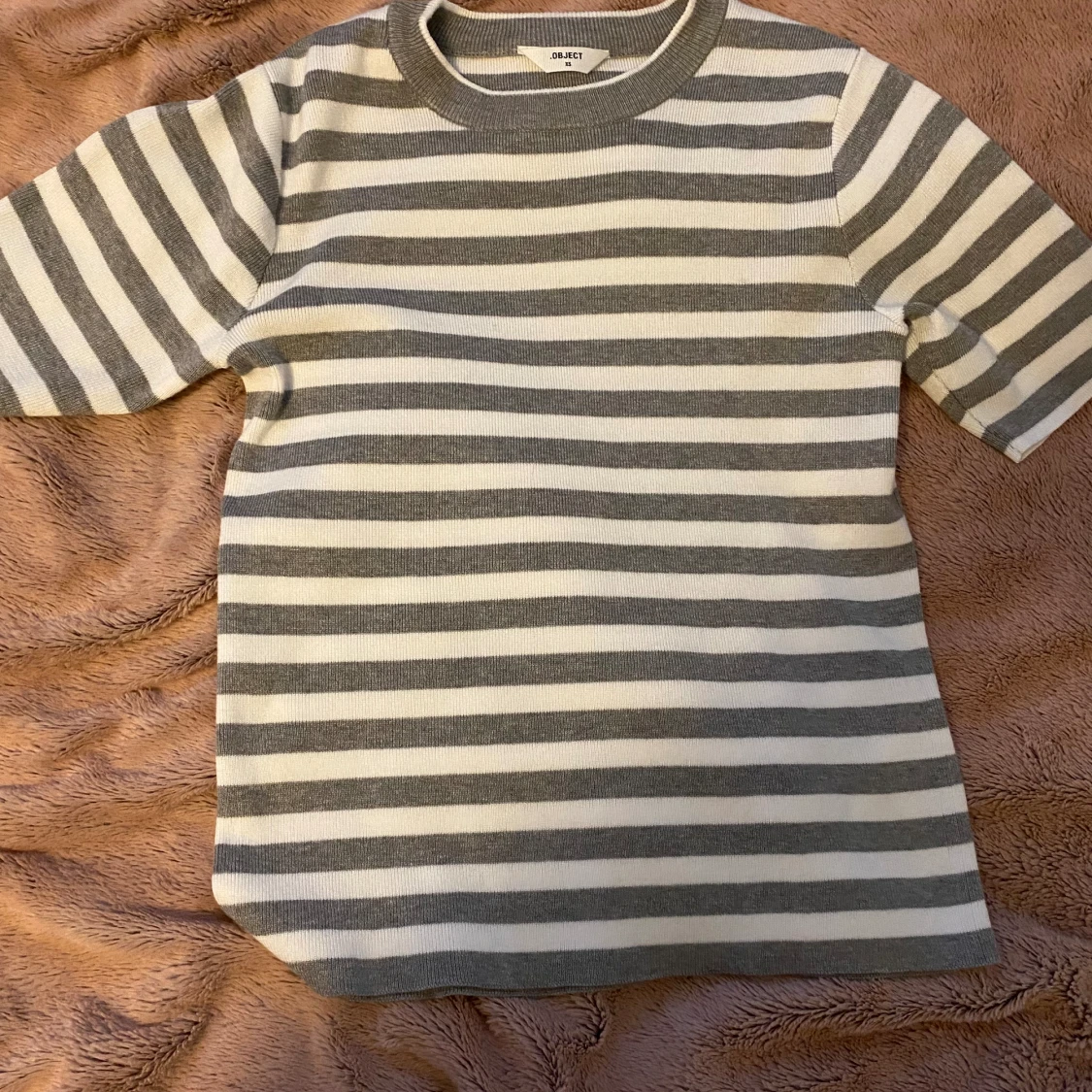 Grå randig tröja  - 90