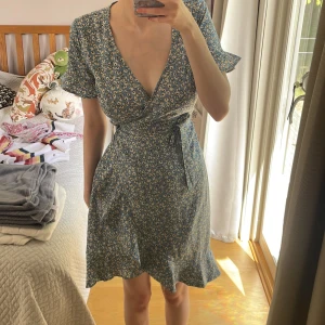 Omlottklänning - Omlottklänning köpt på Salt, använda några gånger, bra skick