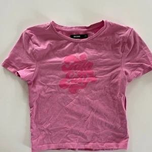 supersöt topp - Kort T-shirt från bikbok! Skriv vid fler frågor❣️priset plus frakt gäller😊skriv gärna innan du använder ”köp nu”!