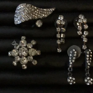 Vintage strass - Speciell svängd strassring stor storlek, två par strassörhängen för hål och en liten fin strassbrosch som passar överallt 