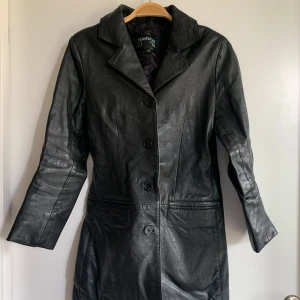 Otroligt snygg skinnkappa - Den perfekta skinnkappan!🤩 Äkta skinn och svensktillverkad, men som tyvärr är för liten för mig🥲 Hoppas den hittar ett hem där den får glänsa❤️