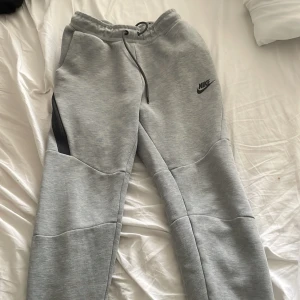 Nike Tech Grey Byxor  -  ny använt i gott skick 