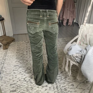 Gröna Manchester byxor - Lågmidjade gröna Manchester byxor med coola fickor, de är avklippta längst ner, jag kan sy upp dom om du önskar det:) midjemått: 84 och innerbenslängd: 82cm