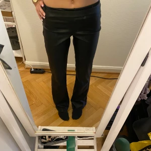 Skinnbyxor  - Snygga svarta skinnbyxor med dragkedja i sidan 