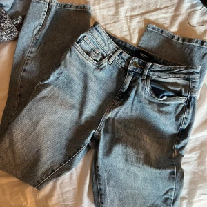 Jeans - Säljer dessa blåa mid rise jeans från Vero moda 