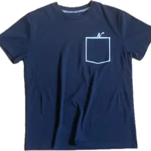 En Number (N)ine pocket tee i storlek S-M. T-shirten är i fint skick med inga skador eller fläckar. T-shirten är äkta och köpt från Japan. Vid fler frågor meddela! 📢😊