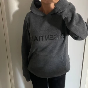 essentials hoodie - Populär hoodie. Använd fåtal gånger Nypris 1100kr