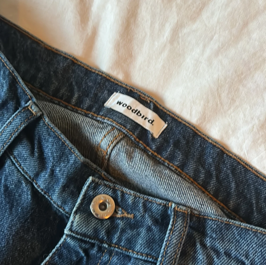 Skitsnygga Mörkblåa woodbird jeans. - 91