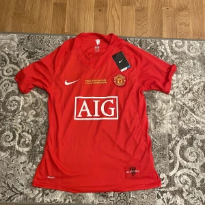 Ronaldo Man-Utd 2008/09 - Storlek: S skulle passa män 170 167 cm och mer ish, men är jätte fin. Ny pris på runt 1000 eller mer men jag säljer för 500.