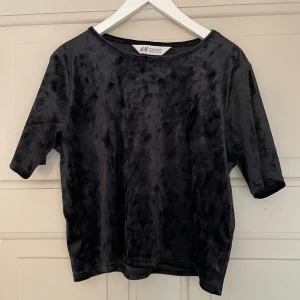 Sammetströja - Finare t-shirt i sammet köpt på hm för flera år sedan. Använd vid enstaka tillfällen (inga defekter)