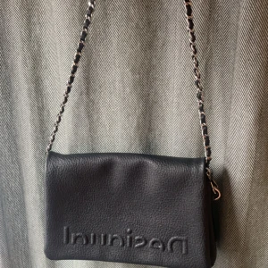 svart handväska  - säljer denna svarta väskan, nypris 600 desgual från zalando och den är bara använd några gången. kommer med en lång kedja. 